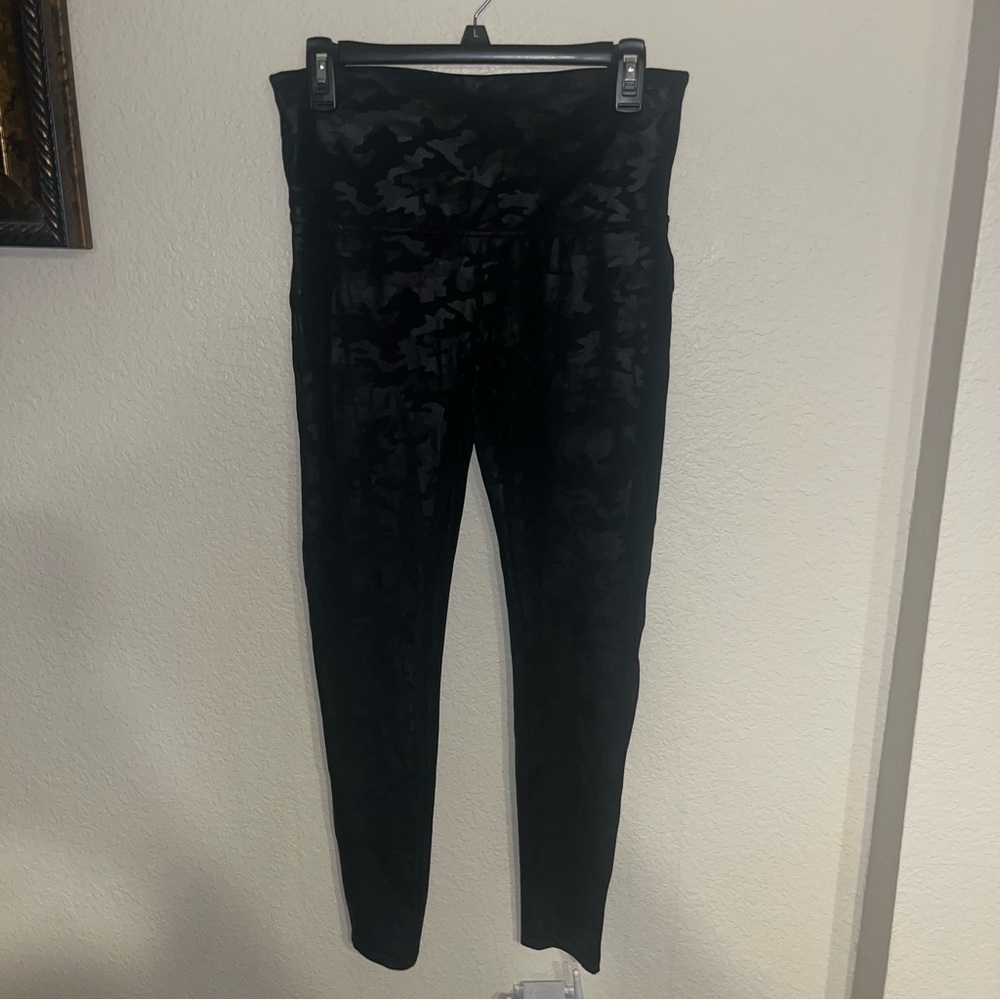 Spanx Faux Leather Black Camo Leggings Size XLarge